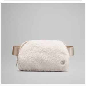 Everywhere Belt Bag 1L 
Fleece